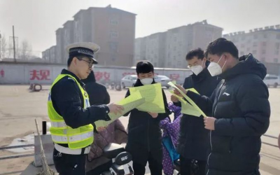 山西长治：交警“送法”进驾校